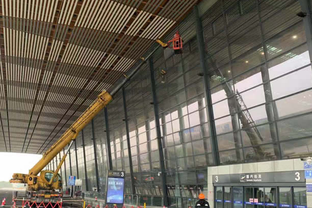 三乡镇玻璃幕墙维护和保养